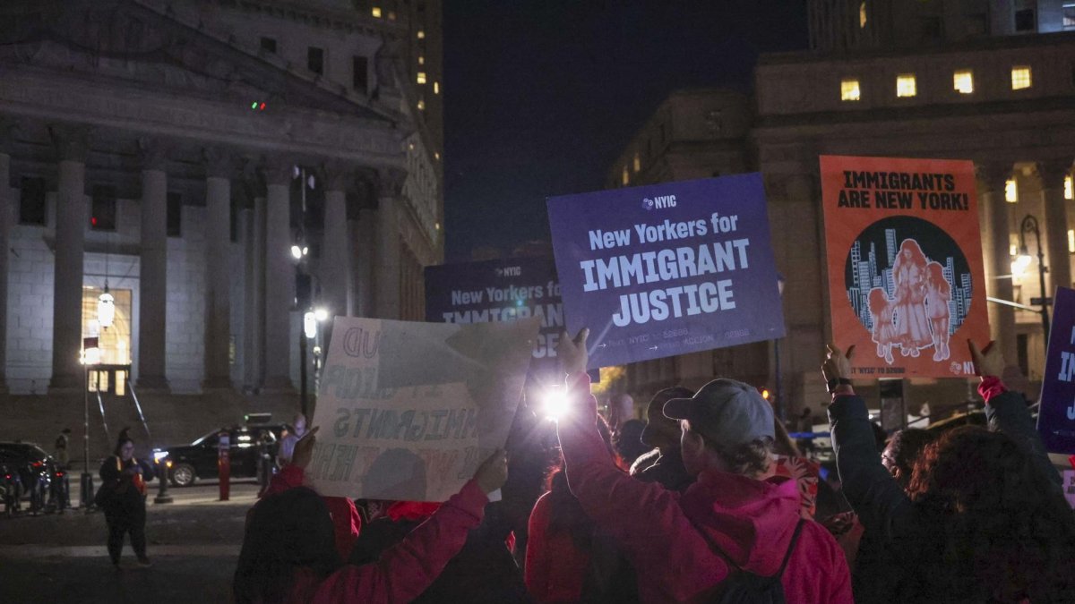 La gente se reúne en Foley Square durante la manifestación 