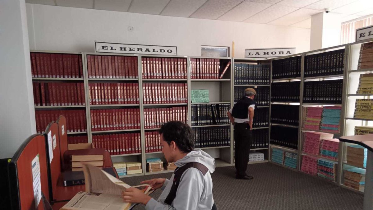 AMBATO. La biblioteca cuenta con más de 10.00 obras.