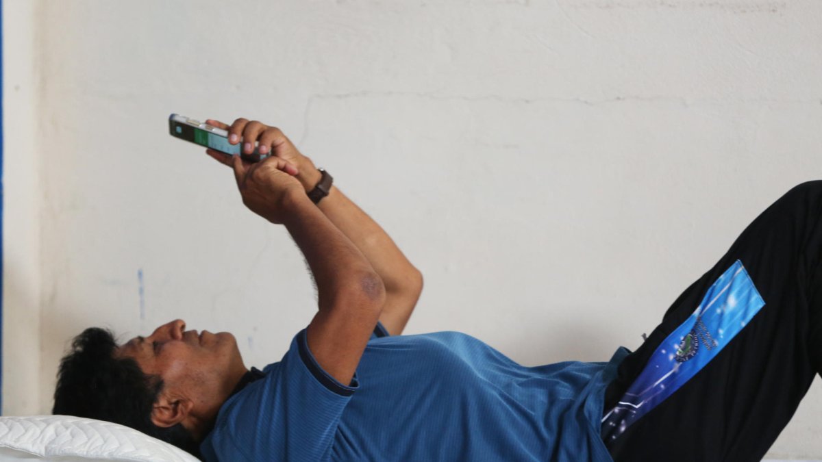 Fotografía fechada el 6 de noviembre de 2024 del expresidente Evo Morales, observando su teléfono durante el quinto día de huelga de hambre iniciada por el exmandatario en Lauca Ñ (Bolivia).