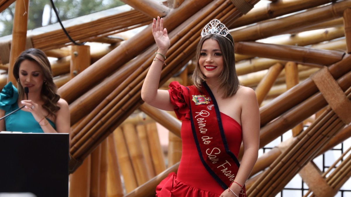 Camila Becerra, actual reina, durante la presentación de las 10 candidatas.