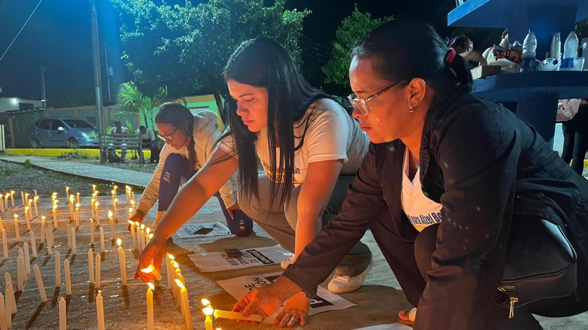 Los  familiares de privados de libertad en una manifestación este jueves, en las inmediaciones de la cárcel de Tocorón, en Tocorón (Venezuela).
