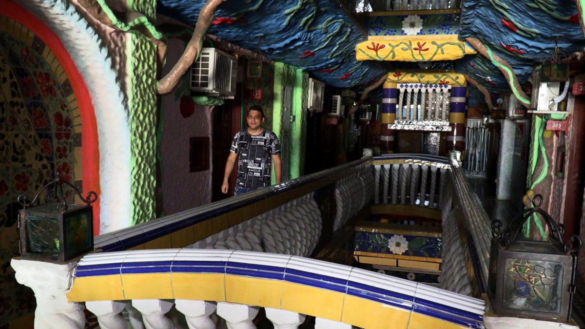 Un pasillo del motel 'Kiss Me' este jueves, en Cali (Colombia). El motel 'Kiss Me', un emblema de la ciudad de Cali con casi 200 habitaciones temáticas.