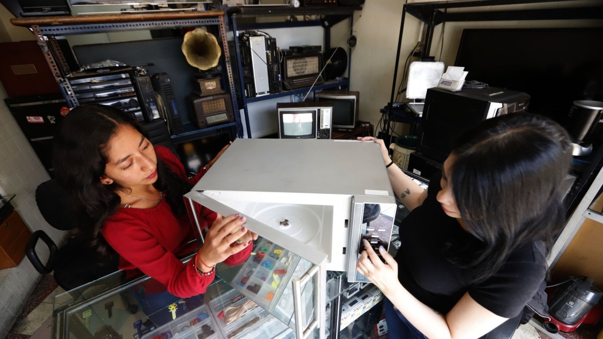 Al negocio de Daniela Yupangui le llegan más microondas para que los repare. El daño más frecuente es en el panel de control.