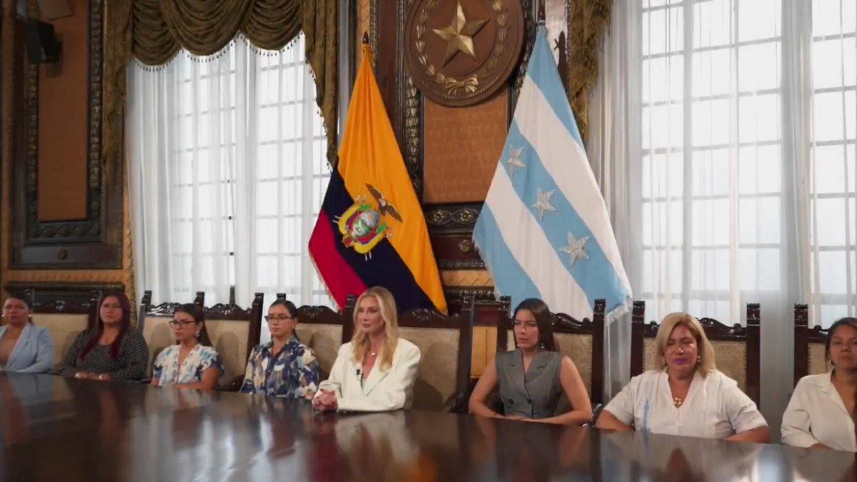 Ocho concejalas de Guayaquil aparecieron en un video.