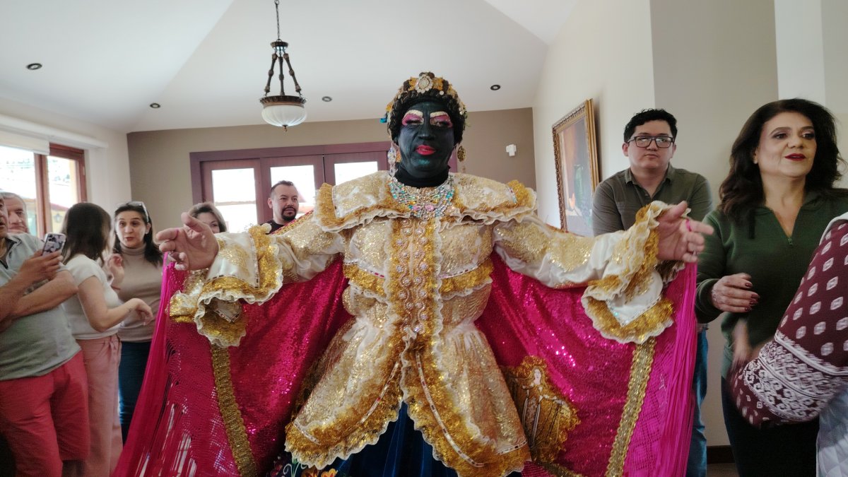 Desde muy temprano la Mama Negra inicia con su transformación de hombre a mujer.