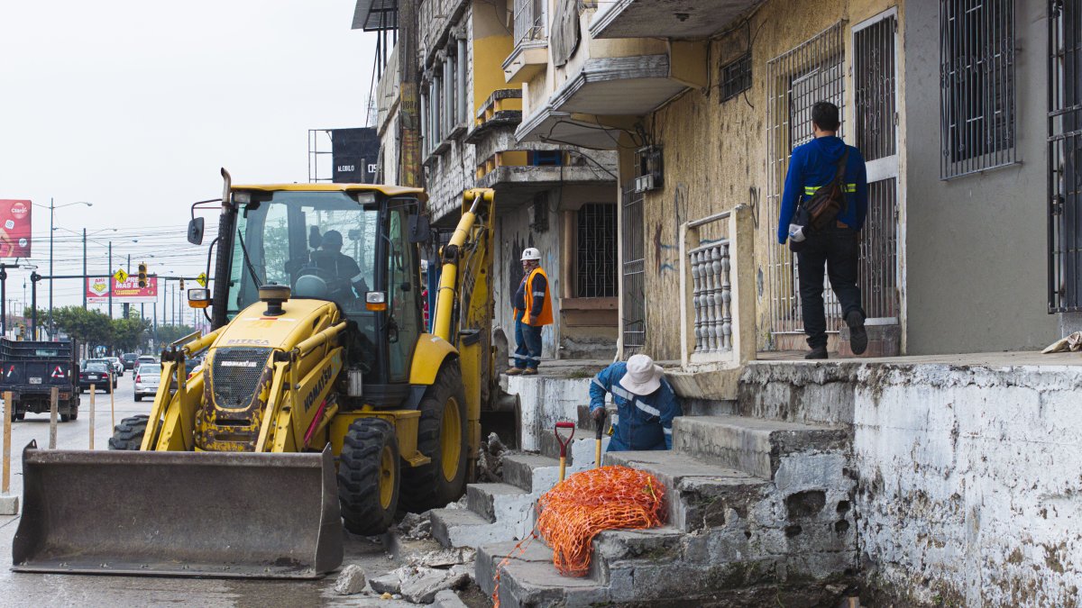 Los arreglos se realizan en la acera de la avenida Juan Tanca Marengo