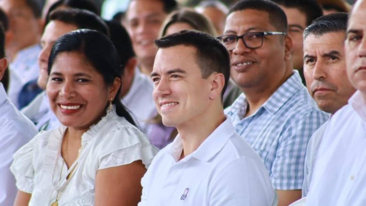 El Gobierno Nacional, liderado por Daniel Noboa, ha suspendido por 150 días a la vicepresidente Verónica Abad.