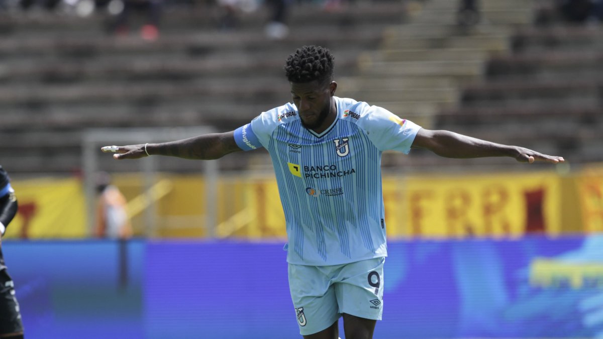 José Fajardo de Católica hizo dos goles ante Aucas.