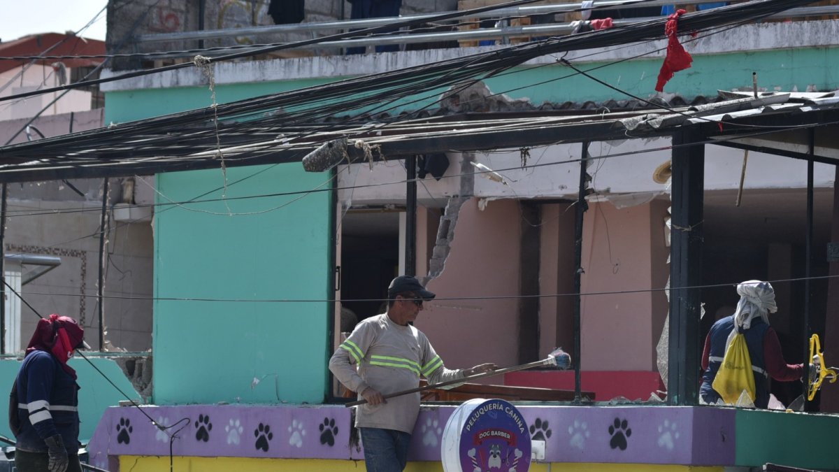 Lo que quedó de los enseres y la estructura de la vivienda fueron recogidos en un camión