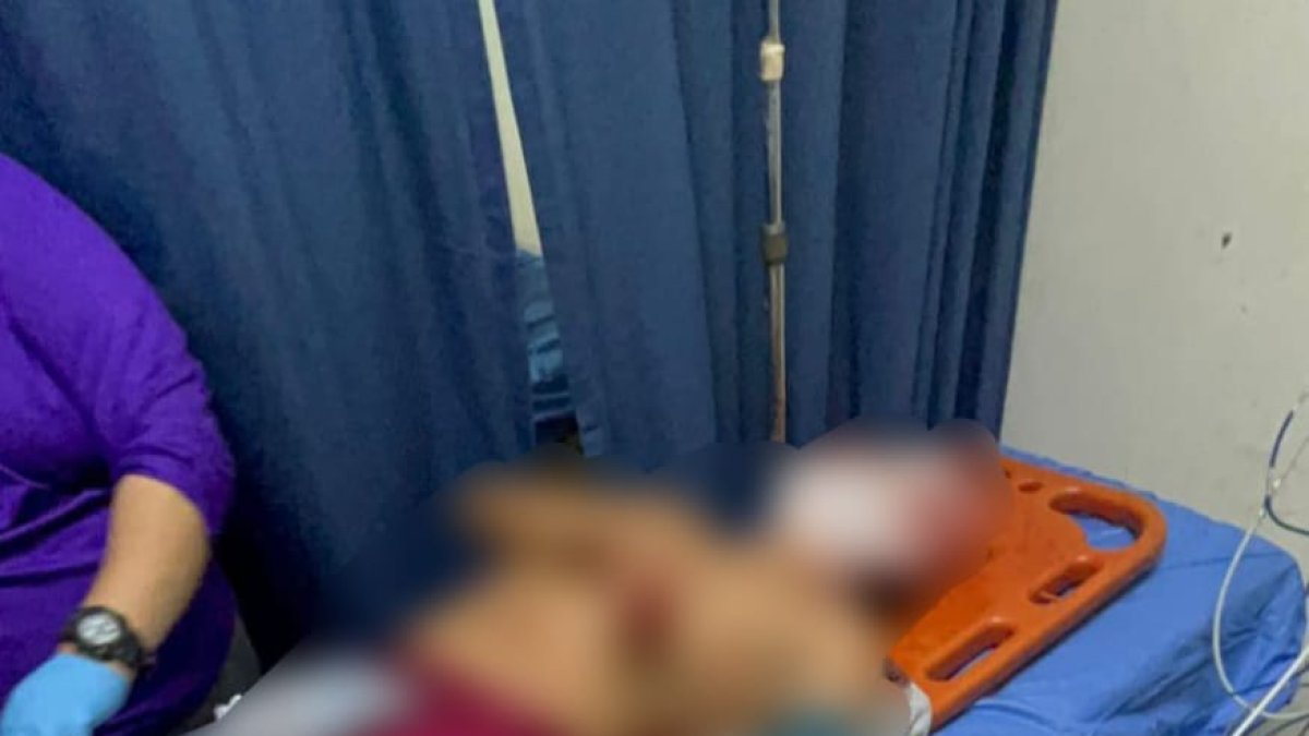 Según un informe policial, el hombre falleció tras ser trasladado a una casa médica.