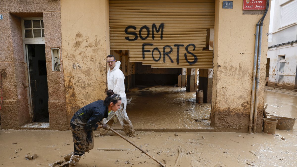 Labores de limpieza en una calle en Paiporta este sábado