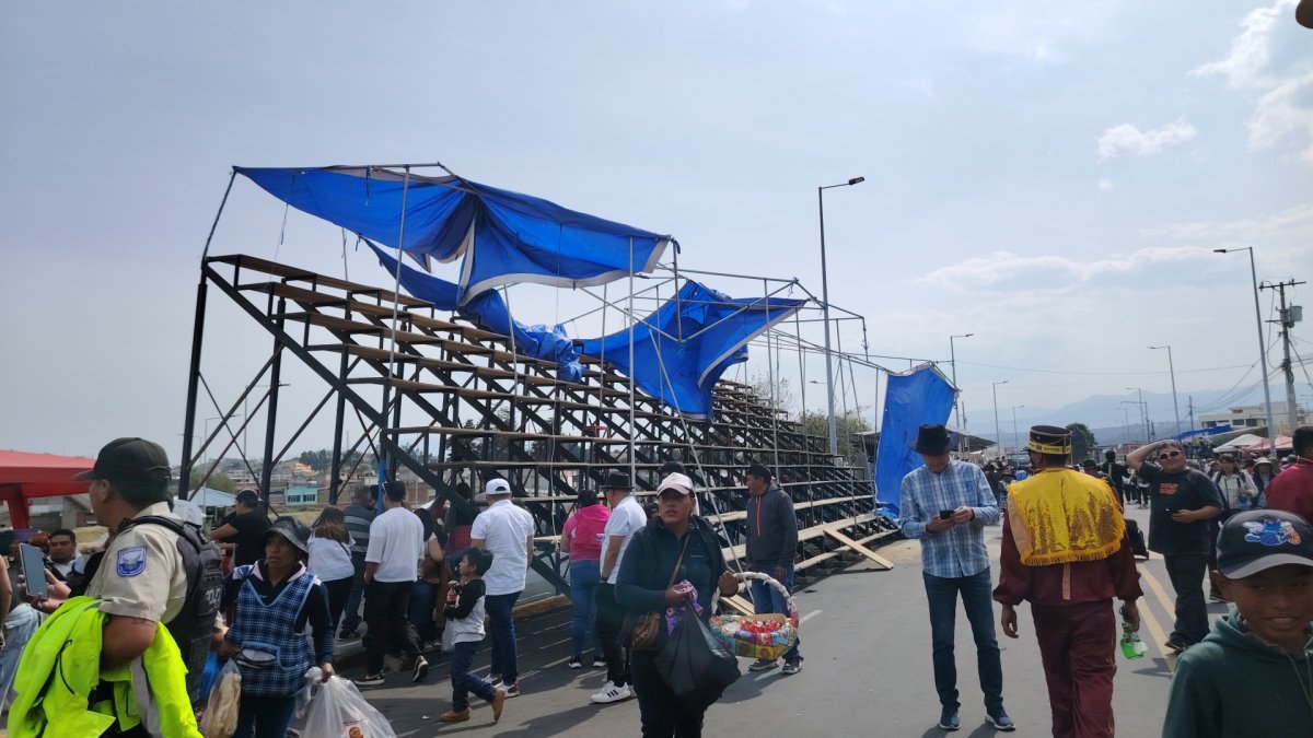 Las carpas afectadas se quedaron sin techo, los plásticos fueron rotos por el viento. 