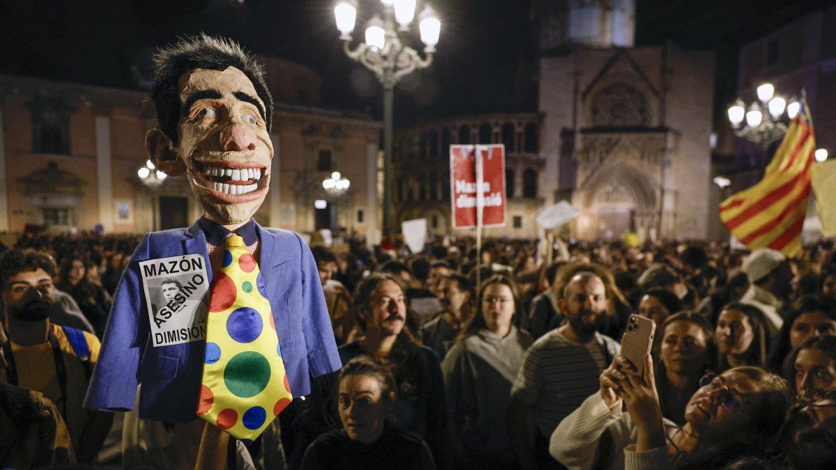 Más de 40 organizaciones civiles marcharon pidiendo la dimisión de Carlos Mazón.