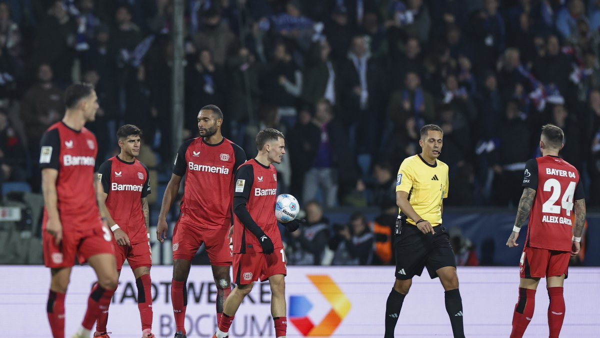 Desilusión en los rostros de Leverkusen tras ser empatados al final del partido por Bochum
