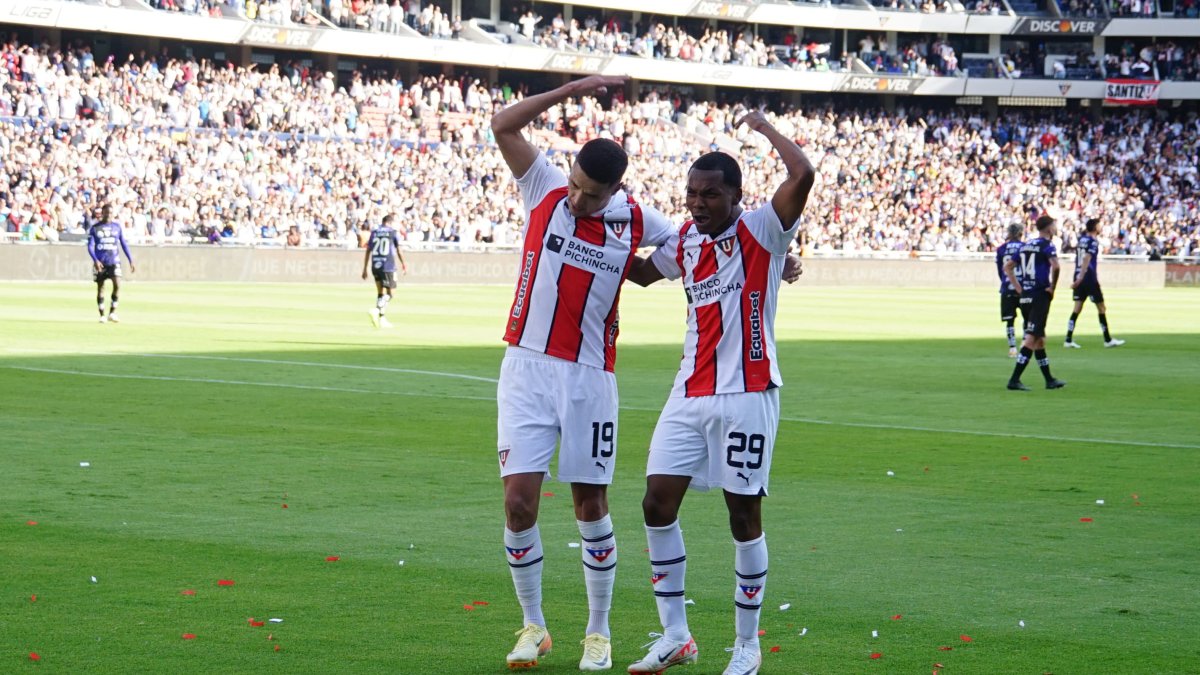 Álex Arce y Brian Ramírez festejando el gol del paraguayo.