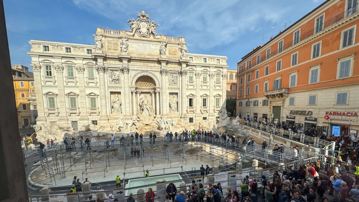 La Fontana de Trevi estrenó este sábado una pasarela que permite observar de cerca.
