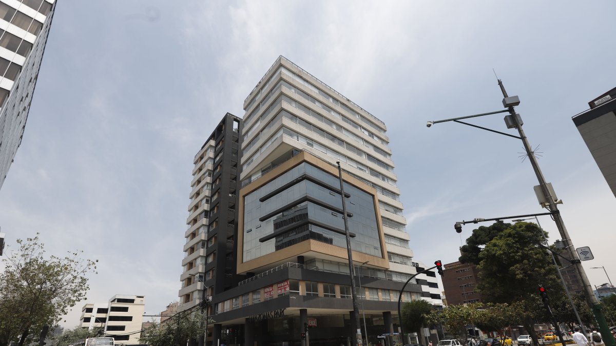 Norte. Desde la Amazonas y Colón, algunos edificios, de oficinas y viviendas, cuentan con sus generadores.