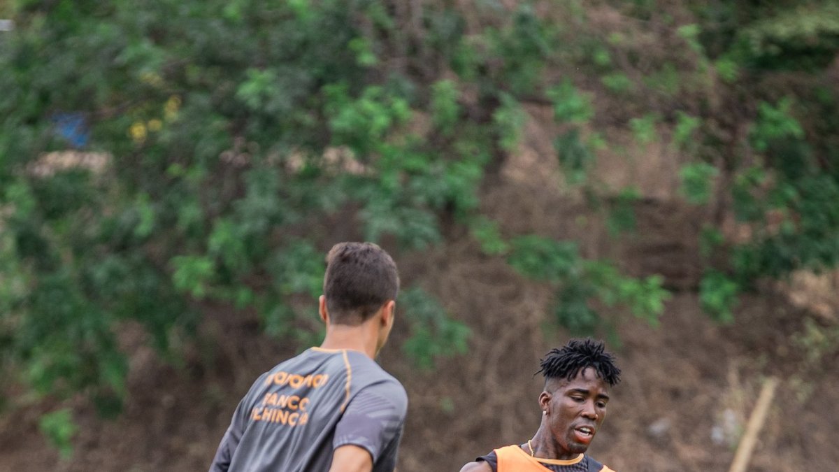 Adonis Preciado (d) volvió a las prácticas de Barcelona y podría tener minutos ante Cumbayá en el Monumental