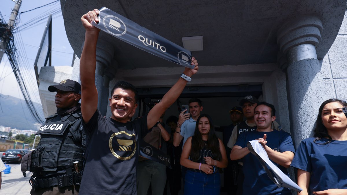 Richie levanta la cinta de apertura de la tienda ubicada en la Av. Amazonas y Río Cofanes, junto a la plaza de toros Quito.