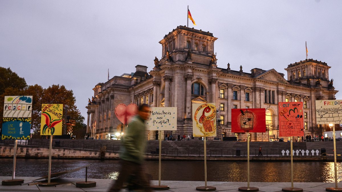 En Berlín se conmemoran 35 años de la caída del muro que dividía Alemania.