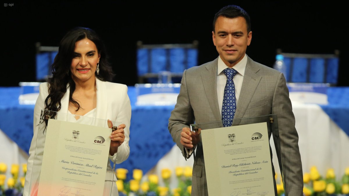 El presidente Daniel Noboa y la vicepresidenta Verónica Abad, en el Teatro Sucre cuando recibieron las credenciales como autoridades electas en votaciones generales.