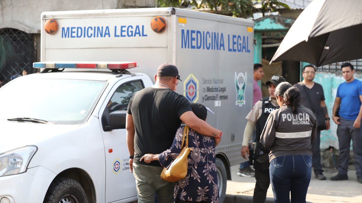 ARCHIVO. Familiares acuden a las instalaciones de Medicina Legal tras violento crimen.