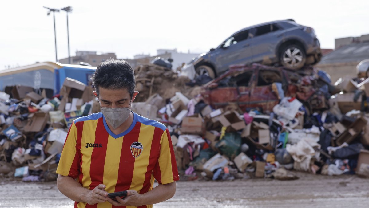 Un hincha del Valencia por las calles 10 días después del temporal.