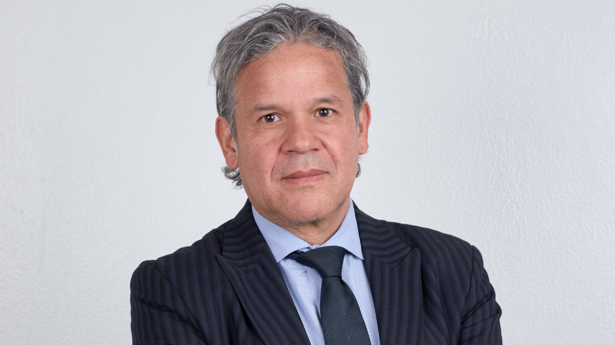 Es abogado de la Universidad Externa de Colombia. Es autor de libros sobre derecho de la competencia, gracias a la experticia que acumula sobre este tema desde hace tres décadas.