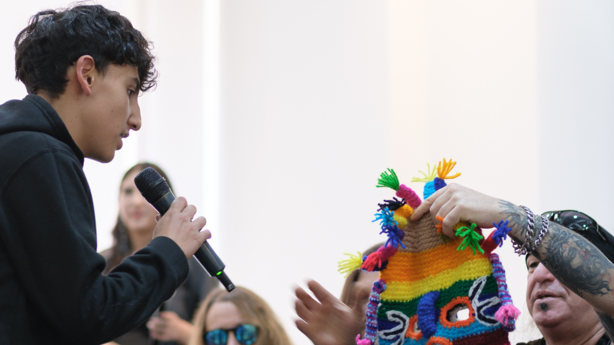 Txus (Jesús María Hernández) recibe una máscara de Diablo Uma de uno de sus fans en Quito.