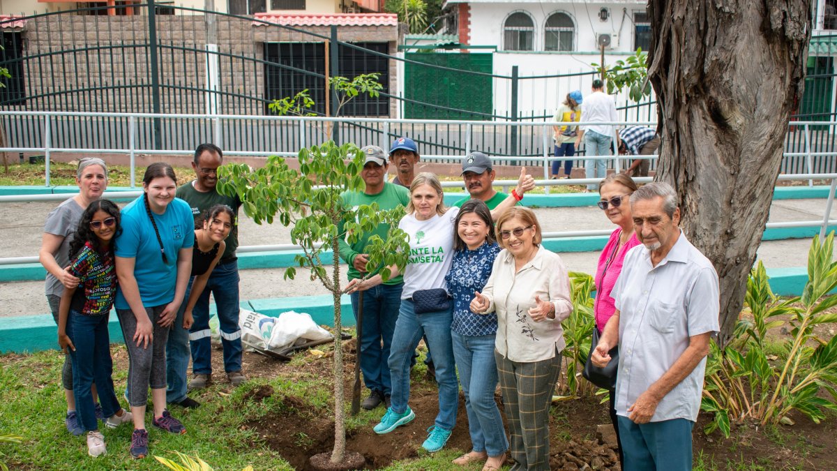 Miembros del tradicional barrio participaron en reciente siembra.
