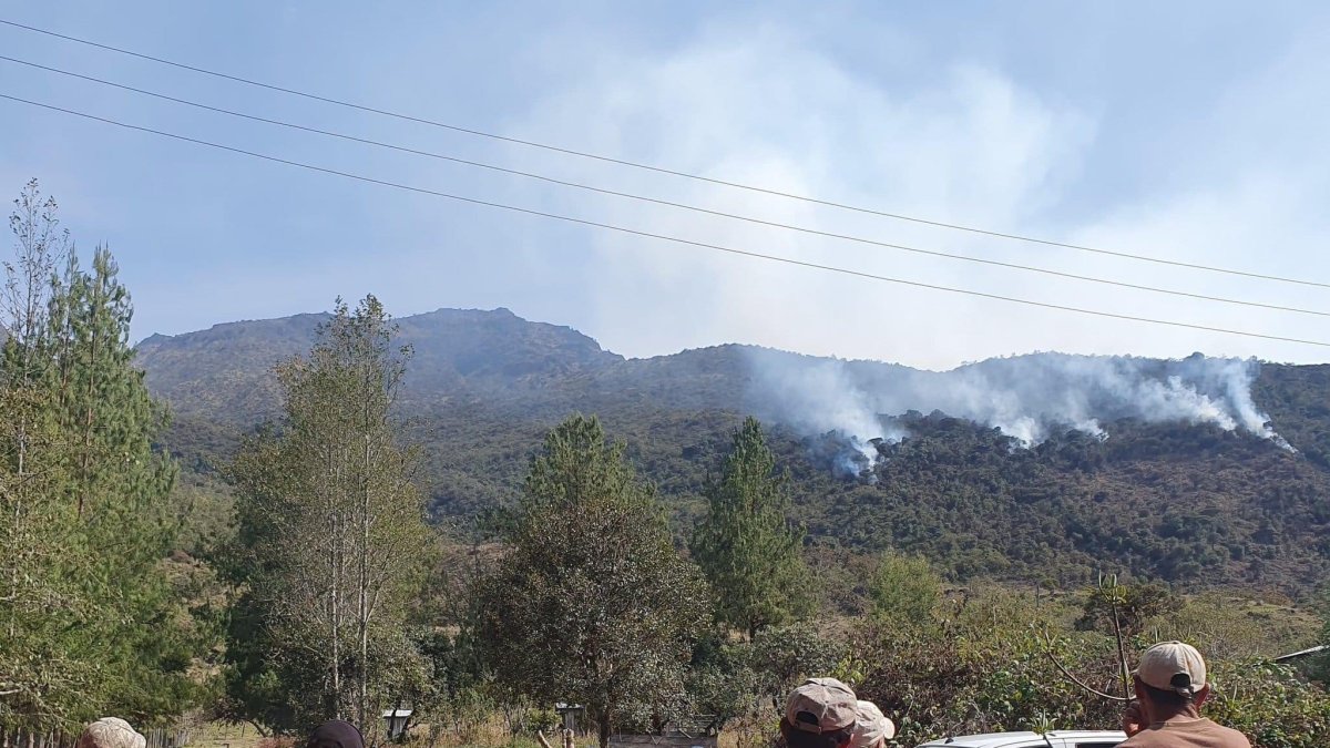 Panorámica de incendio forestal en Azuay, en sector Chaucha, Cuenca.