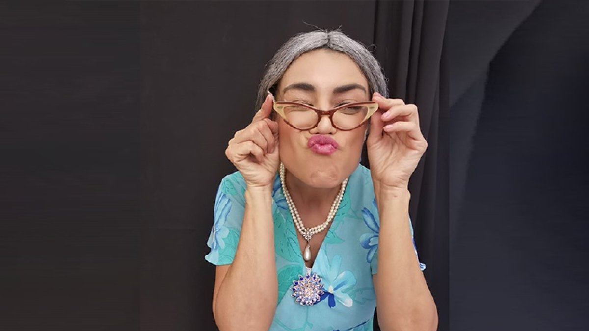 La actriz da vida a una graciosa adulta mayor en el monólogo La casa de la Cuca.