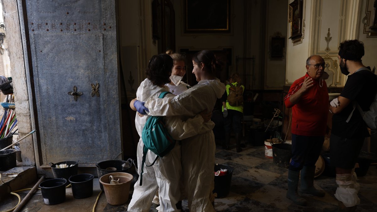 Voluntarios trabajan en la iglesia de San Jordi en Paiporta (València), este domingo.