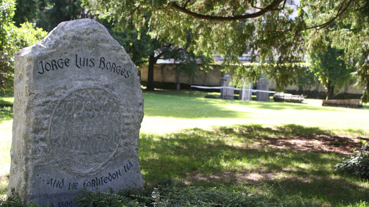 Fotografía de archivo de la tumba del escritor argentino Jorge Luis Borges (1899-1986) en el cementerio de Plainpalais, en Ginebra.