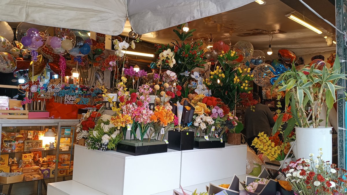 Alternativa. En los negocios se ha optado por iluminar con focos recargables.