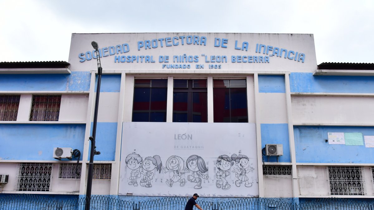 Instalaciones. El Hospital León Becerra se encuentra sobre la calle Eloy Alfaro, en el sur.