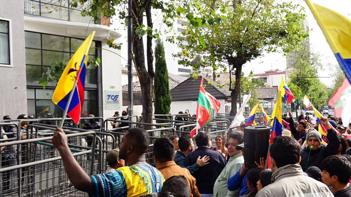 Jornada. Un plantón se registró en los exteriores del Tribunal Contencioso Electoral.