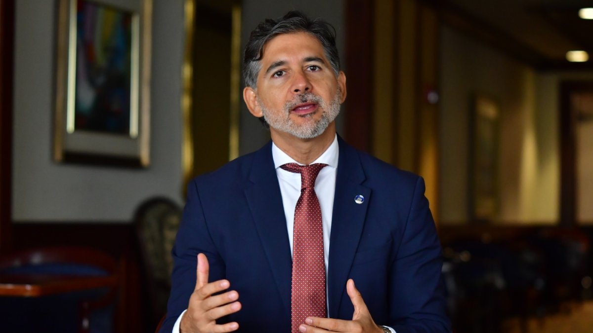 Entrevista Juan Izquierdo, abogado litigante, tiene una maestría en Derecho Constitucional.