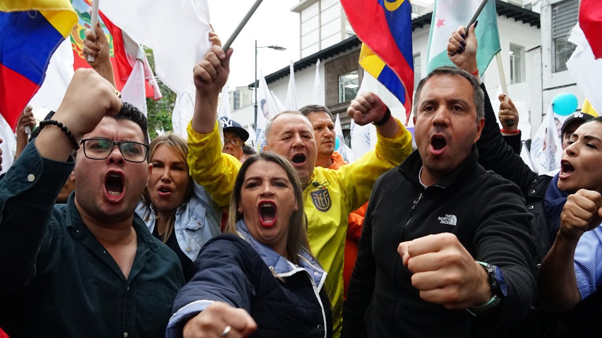 Guillermo Celi con simpatizantes afuera del TCE.