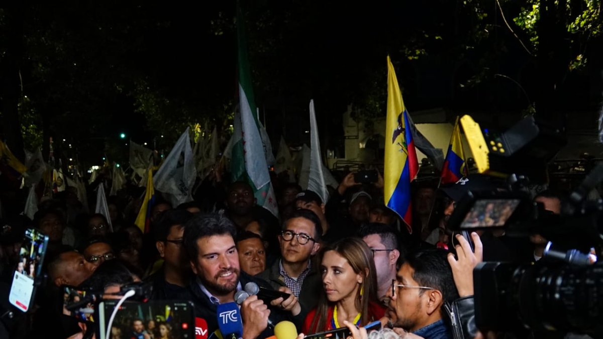 Jan Topic llegó este domingo hasta el TCE acompañado de simpatizantes.