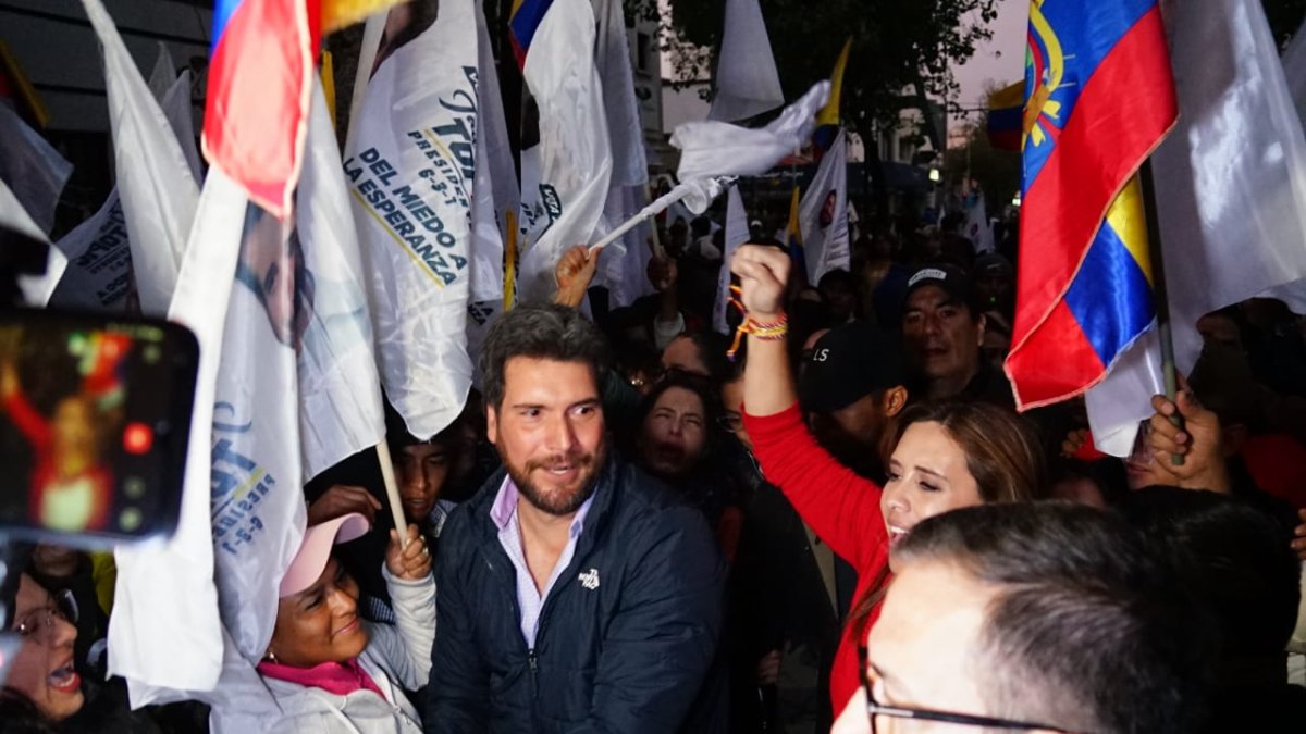 Jan Topic se presentó este domingo en las afueras del TCE para escuchar la resolución sobre su candidatura.