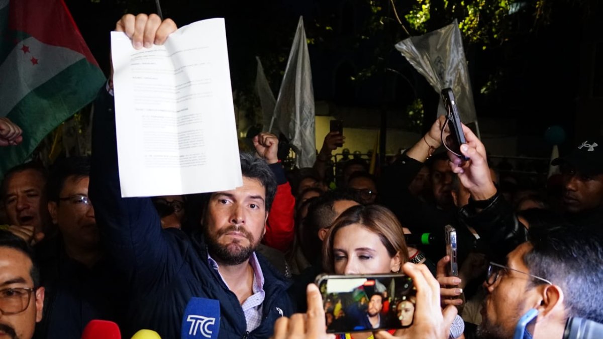 Jan Topic, junto a un grupo de sus simpatizantes, se convocaron a las afueras del TCE a la espera del fallo, la noche de este domingo 10 de noviembre.