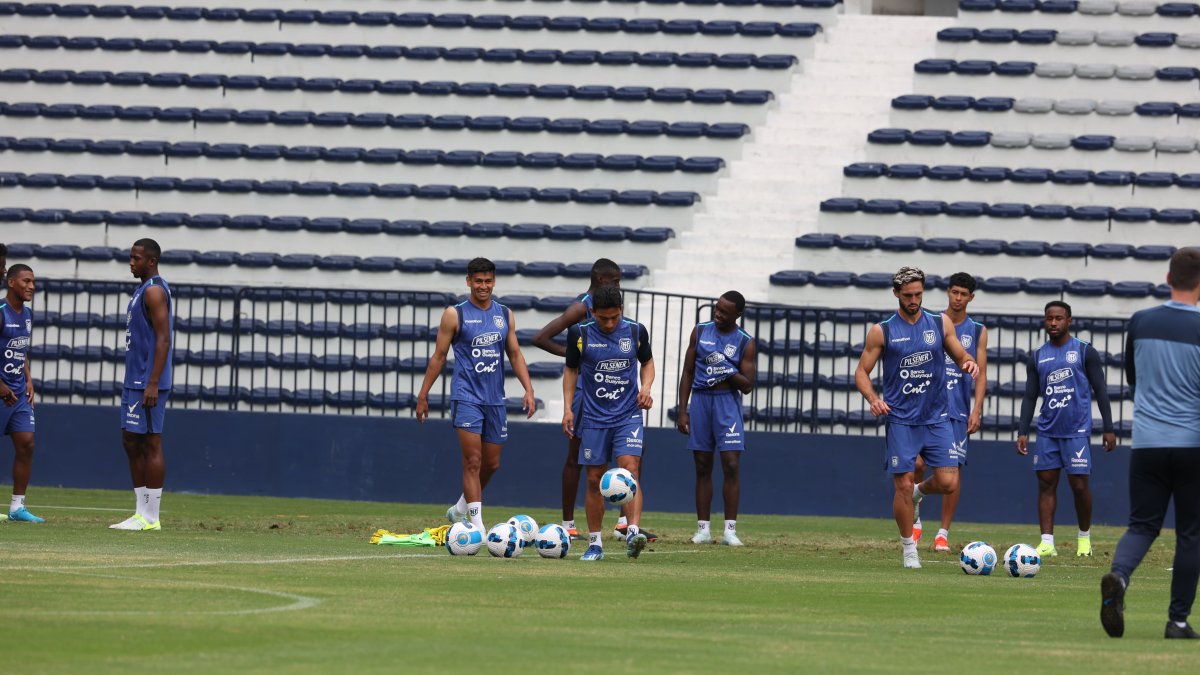 Ángel Mena (c), jugador que se despedirá de la selección en esta fecha FIFA, entreno la mañana de este lunes 11 de noviembre en el estadio Capwell.