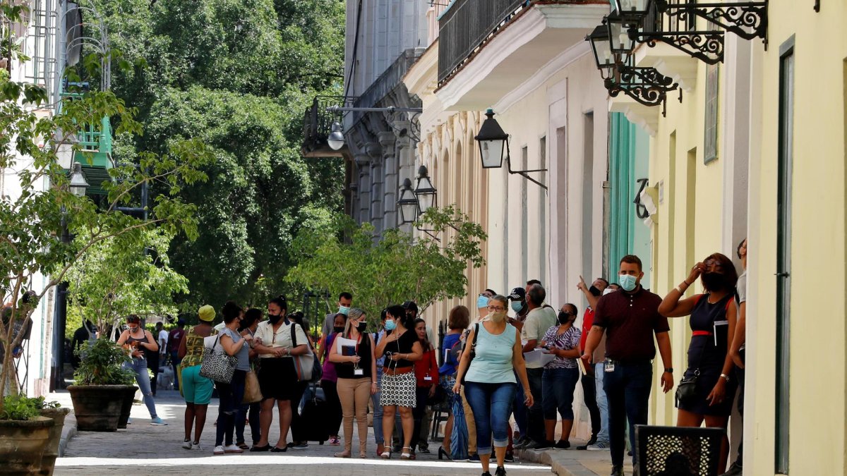 Varias personas que esperan afuera de los edificios tras un sismo en Cuba.