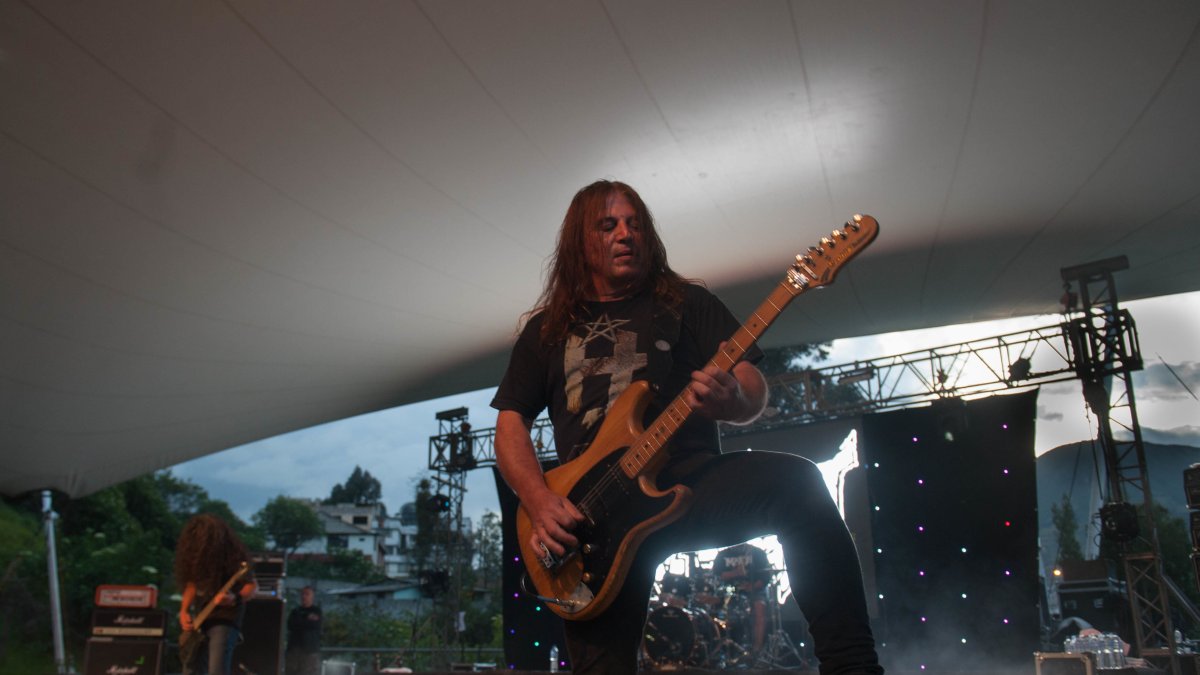 El guitarrista Antonio Romano luce 'La H' en u camiseta durante el concierto de Malón en 2018.