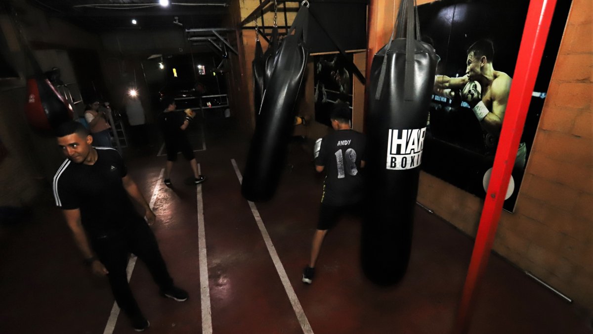 El entrenador da órdenes de la rutina y sus pupilos las siguen.