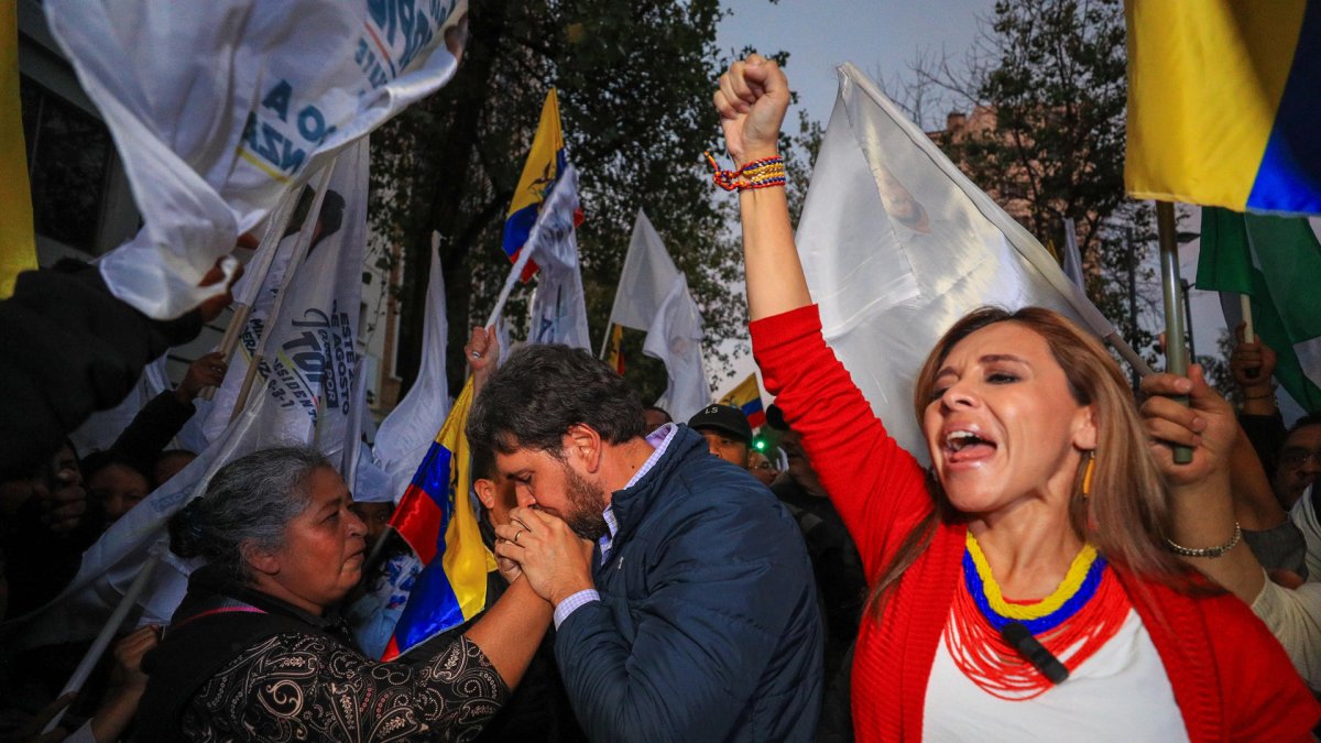 Fotografía de archivo del exlegionario y empresario especialista en seguridad Jan Topic (c) a su llegada este domingo, al Tribunal Contencioso Electoral (TCE) en Quito (Ecuador).