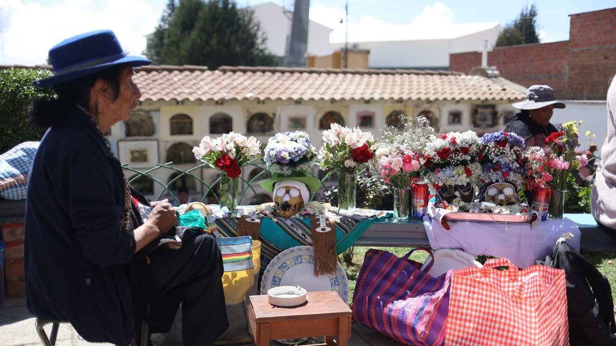 Mujeres participan durante la celebración de las