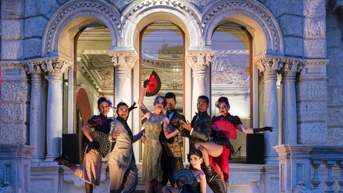 La obra se presenta el viernes 15 y sábado 16 de noviembre a las 20:00 en el Teatro Sánchez Aguilar, en la ciudad de Guayaquil.