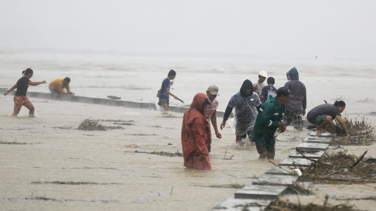 Los aldeanos pescan a lo largo de un río crecido debido a las fuertes lluvias del tifón Toraji en la ciudad de Ilagan, provincia de Isabela, Filipinas, el 11 de noviembre de 2024.